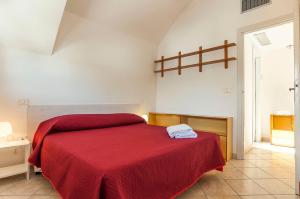 スペルロンガにあるVilla Montoroの赤いベッド1台(赤い毛布付)が備わるベッドルーム1室が備わります。