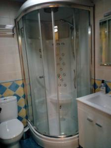 Turismo Rural Santa Lucia في Ateca: دش في حمام مع مرحاض ومغسلة