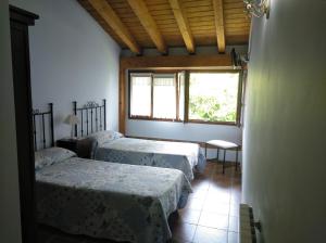 pokój z dwoma łóżkami i oknem w obiekcie Casa Rural GAUBEKA w mieście Bakio