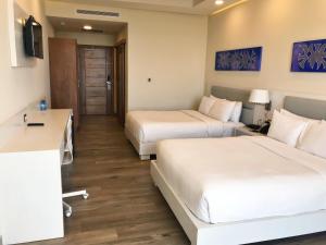 Satama Hotel的电视和/或娱乐中心