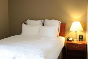Postel nebo postele na pokoji v ubytování Nomad Hotel & Suites