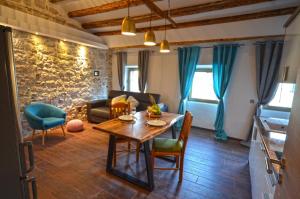 ein Wohnzimmer mit einem Tisch und einem Sofa in der Unterkunft Noanna Apartment in Rovinj