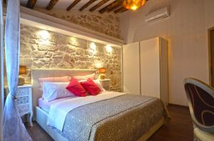 1 dormitorio con 1 cama con 2 almohadas rojas en Noanna Apartment, en Rovinj