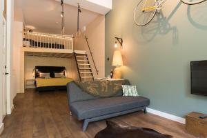 a living room with a chair and a bed at Studio Jan Steen in Amsterdam