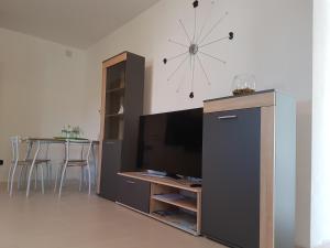 Μια τηλεόραση ή/και κέντρο ψυχαγωγίας στο Apartment Chuck