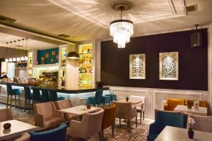 ein Restaurant mit Tischen und Stühlen und einer Bar in der Unterkunft Iridanos in Antikyra
