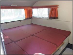 Llit o llits en una habitació de DDR Wohnwagen QEK direkt am Strand
