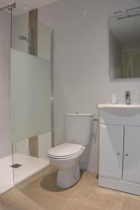 La salle de bains est pourvue de toilettes et d'un lavabo. dans l'établissement Le clos des Acanthes, à Vouvray