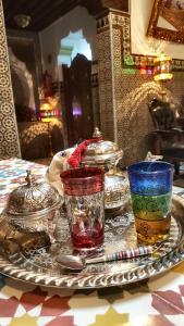 得土安的住宿－Riad Las Mil y una Noches Tetuan，桌上装有几道玻璃盘子的托盘