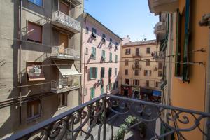una vista da un balcone di edifici di La casa di Mattia a La Spezia