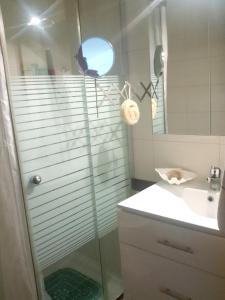 Ванна кімната в Sea & City - 10 min drive to the beach & Athens Airport
