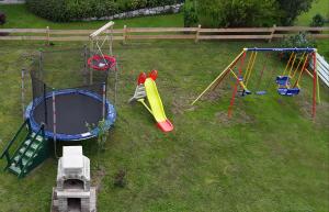 uma vista aérea de um parque infantil com dois baloiços em Apartments Steger em Faak am See