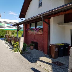 ein Backsteingebäude mit einem Fenster mit Blumen darauf in der Unterkunft Pri Šimenc in Mengeš