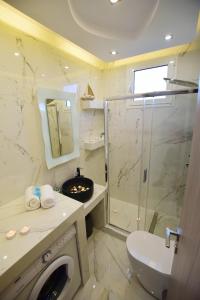 Koupelna v ubytování V Luxury Suites Toroni 1 + 37 fotografií
