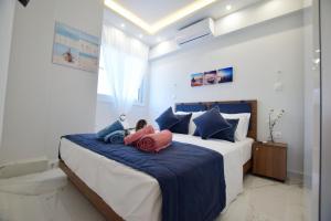 Postel nebo postele na pokoji v ubytování V Luxury Suites Toroni 1