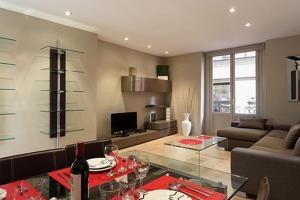 a living room with a table with wine glasses on it at Flatsforyou Sorolla House in Valencia