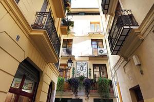 バレンシアにあるFlatsforyou Sorolla Houseのバルコニー付きの2棟の間の路地