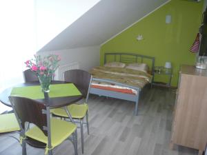 ウストカにあるStudio 4-osobowe MNICHのベッドルーム1室(ベッド1台、テーブル、椅子付)
