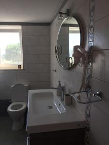 Koupelna v ubytování Villa Maria Kythera + 37 fotografií