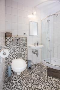 une salle de bain avec un lavabo, des toilettes et une douche dans l'établissement Lawendowe domki apartamenty, à Władysławowo 14 autres photos