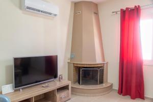 TV a/nebo společenská místnost v ubytování Lazaros Home