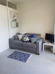 a living room with a couch and a table at Solar Água - Apto. 114 in Pipa