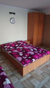 ウェバにあるWilla Marco Poloのベッドルーム1室(紫のシーツが敷かれた大型ベッド1台付)