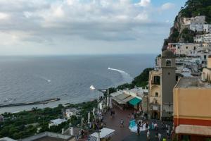 - une vue sur la côte amalfi depuis le port dans l'établissement Capri Blue, à Capri