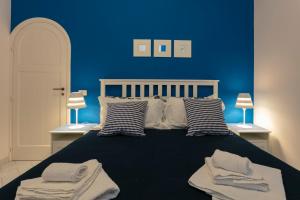 カプリにあるカプリ ブルーの青い壁のベッドルーム1室(大型ベッド1台付)