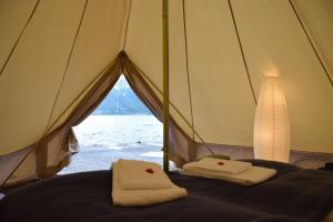 two towels on a bed in a tent at D&oslash;sen G&aring;rd in Luster