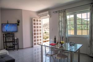 TV a/nebo společenská místnost v ubytování Lazaros Home 1