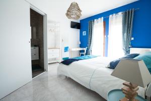 Säng eller sängar i ett rum på Les villas du triangle - chambres d'hôtes