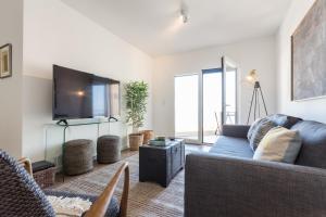 リスボンにあるAlfama Lounge Three-Bedroom Apartment w/ River View and Parking - by LU Holidaysのリビングルーム(ソファ、薄型テレビ付)