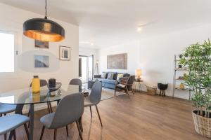 リスボンにあるAlfama Lounge Three-Bedroom Apartment w/ River View and Parking - by LU Holidaysのダイニングルーム、リビングルーム(テーブル、椅子付)