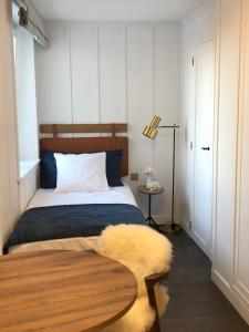 - une chambre avec un lit et une table en bois dans l'établissement Getaway Studios "The Providence" Oostende, à Ostende