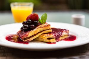 ボゴタにあるBest Western Plus 93 Park Hotelのパンケーキの盛り合わせ(フルーツとオレンジジュース1杯付)
