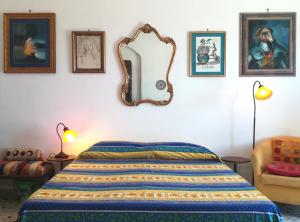 アルゲーロにあるB&B El Solのベッドルーム1室(ベッド1台、壁掛け鏡付)