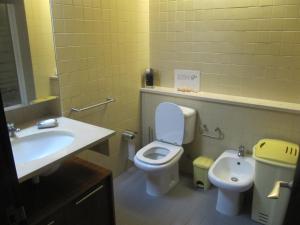 een badkamer met een toilet en een wastafel bij Troia Mare Nostrum in Troia