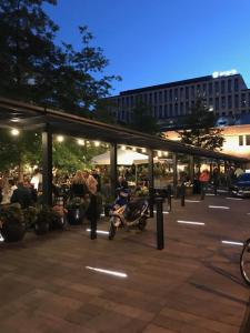 een groep mensen op een parkeerplaats bij Warszawa Hoża in Warschau