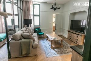 Televízia a/alebo spoločenská miestnosť v ubytovaní Apartamenty Stary Rynek 25 Toruń