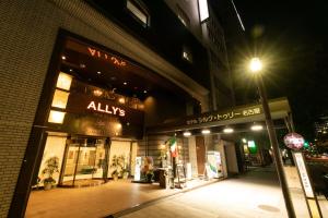名古屋市にあるホテル シルク・トゥリー名古屋の夜の店舗前空き通り