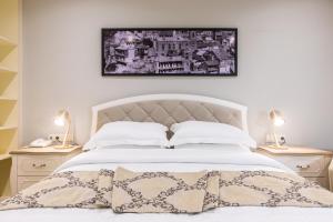 Postel nebo postele na pokoji v ubytování Hotel Khokhobi Old Tbilisi