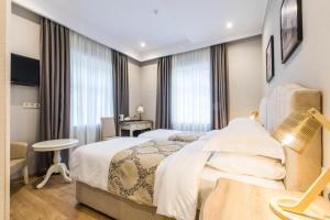 Postel nebo postele na pokoji v ubytování Hotel Khokhobi Old Tbilisi