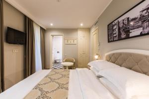 Postel nebo postele na pokoji v ubytování Hotel Khokhobi Old Tbilisi