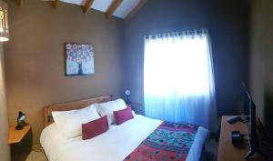 Un pat sau paturi într-o cameră la Cabañas Los Sauzales
