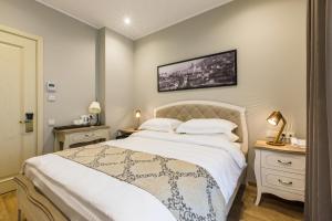 Postel nebo postele na pokoji v ubytování Hotel Khokhobi Old Tbilisi