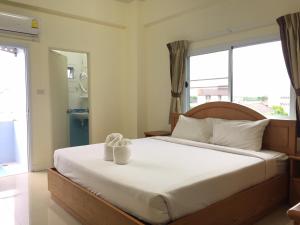 מיטה או מיטות בחדר ב-Surin Mansion