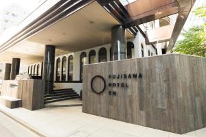 藤沢市にあるEN HOTEL Fujisawaのホテルの看板が目の前にある建物