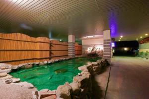 高雄的住宿－金銀島汽車旅館-新富店 ，一座带游泳池的大楼内的大型室内游泳池