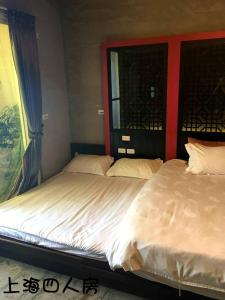 Rúm í herbergi á Hotian Inn